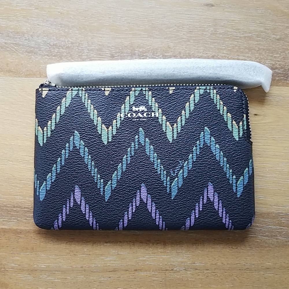 NWT Coach Corner Zip Wristlet W/Geo Chevron Print - Picture 3 of 7
